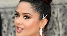 Salma Hayek a furat toate privirile la Săptămâna modei de la Paris. Actrița a fost irezistibilă într-o ținută Alexander McQueen, cu decolteu adânc