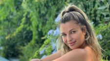Lora și-a bulversat fanii după ce a apărut cu o rochie de mireasă în brațe: “Ai ceva să ne zici?”