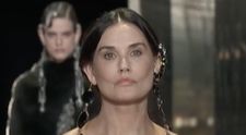 ”De nerecunoscut”. Demi Moore, look dramatic la o prezentare de modă în Paris