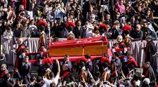 Vaticanul interzice fotografiile cu sicriul Papei Francisc, dupa imagini controversate postate online