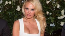 Pamela Anderson, închisă într-o cușcă de animale, la Paris. ”Este inuman”