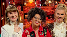 Minodora, Alexandra Ungureanu și Diana Matei ne colindă! Măruță, către Minodora: 