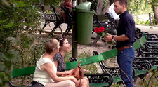 Ce reactii au bucurestencele cand sunt oprite pe strada pentru a li se spune ca sunt frumoase. Initiativa a doi baieti merita toate laudele - VIDEO