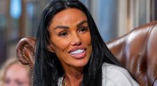 După ce și-a tras pielea de pe față și și-a pus dinți noi, Katie Price șochează cu o nouă schimbare de look. Nimeni nu a recunoscut-o