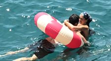 Dua Lipa și Callum Turner, surprinși în ipostaze romantice în luna de miere din Italia. Imaginile care au cucerit internetul