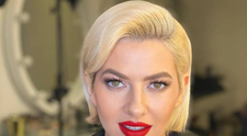 Lidia Buble, fermecătoare într-o rochie roșie. Cum s-a pozat cântăreața la începutul anului