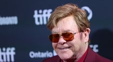 Cum a devenit Elton John, supraviețuitor al dependenței, consilierul secret al vedetelor de la Hollywood: „Îi datorează mult!”