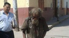 A trait pe strazi si nu a mai facut baie de ani de zile. Transformarea prin care a trecut un batran de 83 de ani