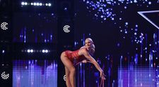 Românii au talent 2021: Alexandra Malter, număr incendiar de acrobație cu hula hoop