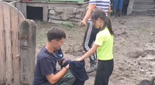 Gestul emoționant al unui pompier pentru o fetiță din Broșteni, a cărei casă a fost lovită de inundații: i-a spălat mânuțele și i le-a șters cu bluza lui – FOTO