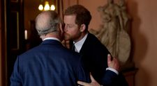 Ce înseamnă cu adevărat întâlnirea secretă dintre reprezentanții Regelui Charles și ai Prințului Harry: „Mingea e la el”