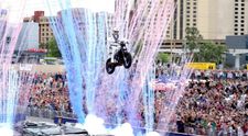 Travis Pastrana a intrat în istorie. A făcut un salt care l-a băgat în spital pe Evel Knievel acum 50 de ani