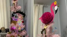 Și-a împodobit bradul din septembrie, cu un flamingo în vârf în loc de stea de Crăciun. Internetul e în delir