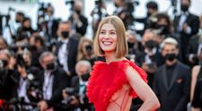 Rosamund Pike, apariție spectaculoasă la Cannes 2021! Actrița a întors toate privirile cu ținuta sa
