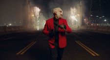 The Weeknd a apărut pe covorul roșu învinețit și cu un bandaj enorm pe cap