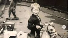 Îl recunoști? Astăzi este unul dintre cei mai cunoscuți prezentatori TV din România, iar în copilărie arăta așa. Doar cei mai înrăiți fani și-au dat seama cine e