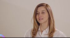 Ana Maria Bucura, numită muza lui Karl Lagerfeld, ne învață în ce combinații să purtăm o simplă cămașa albă