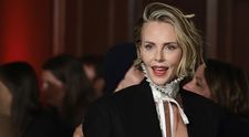 Are 50 de ani, dar un ten care pare al unei femei de 30!  Care e secretul lui Charlize Theron: masca-minune pe care și-o poate permite oricine