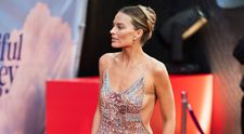 A creat haos când s-a întors cu spatele! Total transparentă, cea mai îndrăzneață rochie purtată de Margot Robbie a fost fotografiată din toate unghiurile!