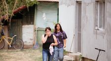 Visuri la cheie, 13 noiembrie. Povestea tulburătoare a familiei Radu! Gica își crește singură fiica adolescentă, după ce soțul a părăsit-o. Cu două operații pe creier, femeia trage din greu pentru a-i oferi Antoniei un trai mai bun.