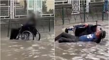 Un bătrân în scaun cu rotile a fost la un pas de tragedie! Bărbatul a fost luat de viitură în Tulcea. Imagini cu puternic impact emoțional