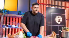 Masterchef, 16 septembrie. Gabriel Roman din Suceva a pregătit ”belea burger”, cu pui, rață și vită. Verdictul lui Bontea, Dumitrescu și Scărlătescu