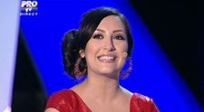 Lady in red: Andra, fermecatoare la cea de-a patra semifinala 