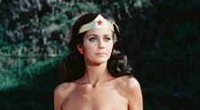 Cu adevărat “femeia fantastică”! Cum arată la 72 de ani actrița care a jucat pentru prima oară rolul Wonder Woman