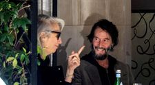 Dragostea l-a transformat complet și i-a readus zâmbetul pe buze! Keanu Reeves, surprins de paparazzi într-un moment de tandrețe alături de iubita Alexandra