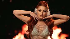 Elena Gheorghe, apariție incendiară în videoclipul piesei „Voodoo”. Artista a luat lecții de belly dance: „Cele mai mari emoții au fost la cadrul cu dansul pe nisip, în cercul de foc”