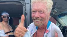 Miliardarul Richard Branson era să moară în accident de bicicletă. În iulie a călătorit în spațiu, fără probleme