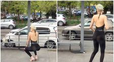 Spectacol gratuit în stația de tramvai. O româncă dansează în colanți transparenți pentru un TikTok