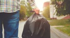 Un bucureștean a fost amendat cu 10.000 de lei, după ce și-a lăsat gunoiul la poarta unui vecin