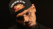 Rapperul Chris Brown a fost arestat. Fostul iubit al Rihannei a atacat cu o sticlă pe un producător muzical, într-un club - VIDEO