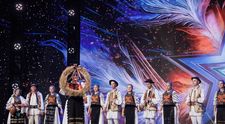 Românii au talent, 18 aprilie 2025. Mădălina Oltean și Ansamblul „Cununa Grâului” au adus tradițiile din strămoși pe scena talentelor. Andra: „A fost o bucurie să vă întâlnim”