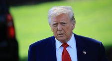 Donald Trump, viral în mediul online. A postat un portret în care apare îmbrăcat în Papă