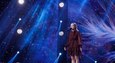 Cel mai emoționant moment de la Românii au Talent! Alexia Tudose, tânăra care și-a pierdut ambele brațe în urma unui accident devastator, a impresionat o țară întreagă până la lacrimi. Andra abia și-a găsit cuvintele: „Parcă a cântat momentul pe care l-a trăit atunci când nimeni nu venea să o salveze”