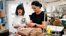 Șef sub acoperire, 28 noiembrie. Cristina Chiriac vrea să înțeleagă mai bine procesul de fabricație a liniei Pret a Porter de la Anneta, angajata care lucrează de 23 de ani în firma „Flori de Ie”