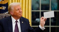 Ce scrie în scrisoarea pe care Joe Biden i-a lăsat-o lui Donald Trump în Biroul Oval de la Casa Albă: „Pe măsură ce îmi iau rămas bun de la această funcție sacră…”