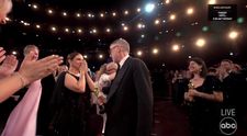 Sunt împreună de 25 de ani, au patru copii, dar nu s-au căsătorit. Paul Thomas Anderson și Maya Rudolph, cuplul adorabil de la Oscar 2026 care a plecat acasă cu trei statuete