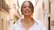 Andreea Raicu, în ipostaze sexy la împlinirea vârstei de 46 de ani! Vedeta s-a fotografiat într-un costum de baie minuscul