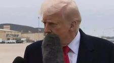 Moment viral! Donald Trump este lovit peste față cu un microfon în timpul unei conferințe - VIDEO