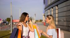 (P) Cum să te îmbraci ieftin și modern? Iată trei lucruri de care să ții cont