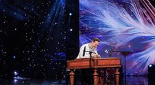 Eminem și Dr. Dre pe acorduri de țambal? Pe scena talentelor orice e posibil! Vladimir Duminică, aplaudat în picioare de toți jurații Românii au talent: „Ai un talent colosal!”