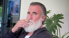Îl recunoști pe bătrânelul din imagine? Acum 16 ani, era cel mai atrăgător actor dintr-un serial de succes de la PRO TV! ”Moș Crăciun după 20 de ani în pușcărie”