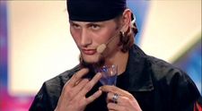 Spectacol socant la Romanii au talent: un tanar a mancat sticla si o lama de ras!