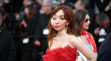 În ciuda diformității faciale, Nikki Lilly face senzație pe covorul roșu și pe catwalk. Care este afecțiunea teribilă de care suferă vedeta