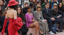Motivul ciudat pentru care Anna Wintour poartă ochelari de soare chiar și în interior. Cine e singurul om în fața căruia și i-a dat jos