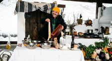 (P) Cei trei chefi au pornit într-o aventură de neuitat, dar gustul autentic l-au descoperit abia la destinație. Cu produse de calitate din cămara Lidl, poți crea un adevărat festin bucovinean, chiar și în vârf de munte
