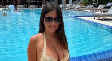 Claudia Romani, apariție spectaculoasă la piscină. Vedeta s-a lăsat pozată în poziții incendiare
